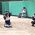 ブルペンで投手の球を受ける鈴木選手と数馬選手