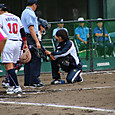 選手を助ける田中トレーナー