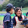 試合に勝って笑顔の清原選手と山田選手の喜びの握手