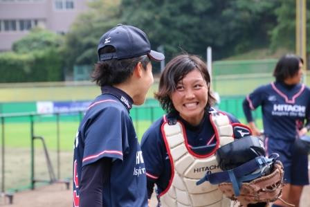 試合に勝って笑顔の清原選手と山田選手の喜びの握手