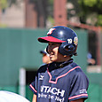 山田選手も満面の笑顔で一塁に立つ！