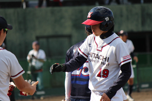 走塁時に手を守る手袋(グラブ)をつける#山田選手