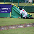 ライトフェンスを倒しながらも大きなフライを捕った松本選手、ナイスキャッチだ！