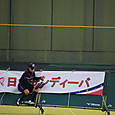 ４裏、センター後方への飛球をフェンスにぶつかりながらも捕球、ナイスキャッチだ山田選手