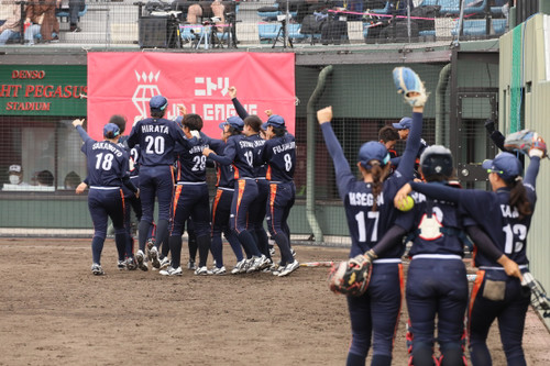全力で喜ぶ選手たち
