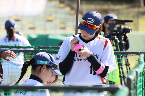 サインボール投げ入れ準備　＃坂本(実)選手＃佐藤選手
