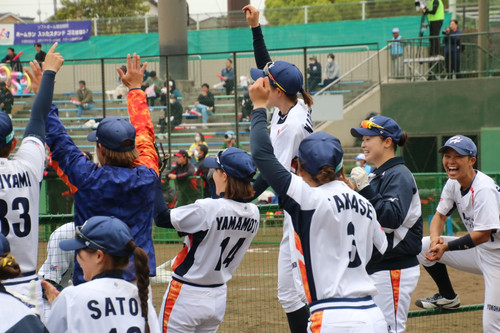 全力で盛り上がるベンチ