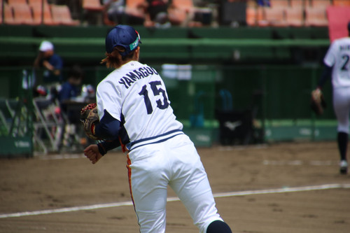 バックホーム送球　＃山口選手