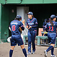 選手を出迎える鈴木監督