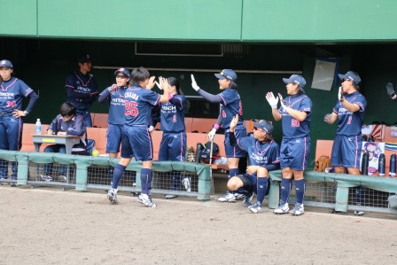 チームを盛り上げる市川選手