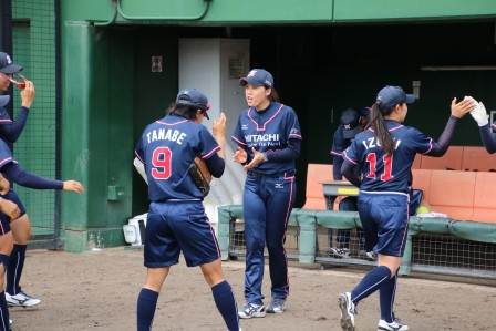 選手を出迎える鈴木監督