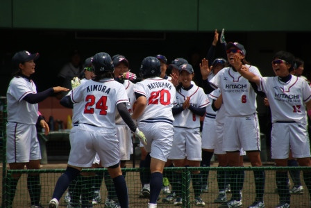 仲間に笑顔で迎えられる松畑選手