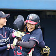 決勝点となったタイムリーを放ち仲間に迎えられた木村選手