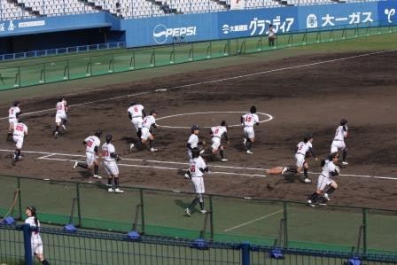 試合前フィールディング　ダッシュでポジションに向かう選手達