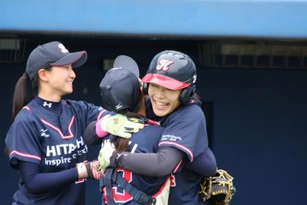 決勝点となったタイムリーを放ち仲間に迎えられた木村選手