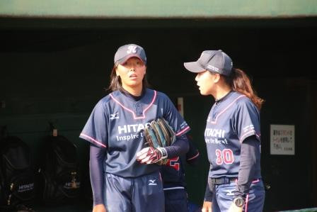 ２日連投となった小薗投手と話す鈴木監督