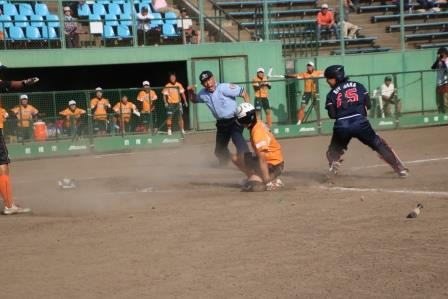必死にホームを守った清原選手