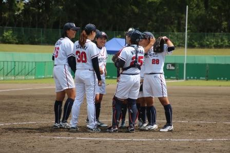 マウンドに集まる内野手