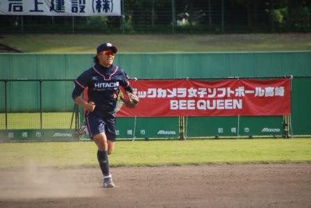 好返球で見事アウトにしベンチへ戻る田邊選手