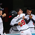 熱い抱擁でお出迎え！