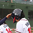 見事な勝ち越しホームランの山田選手をお出迎え