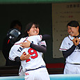 喜びを分かち合う山田選手と清原選手