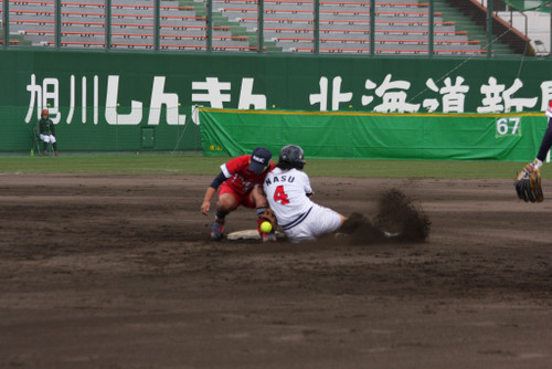 タッチをかわして盗塁成功