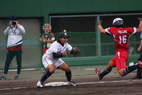 清原選手の見事なけん制からタッチアウト！