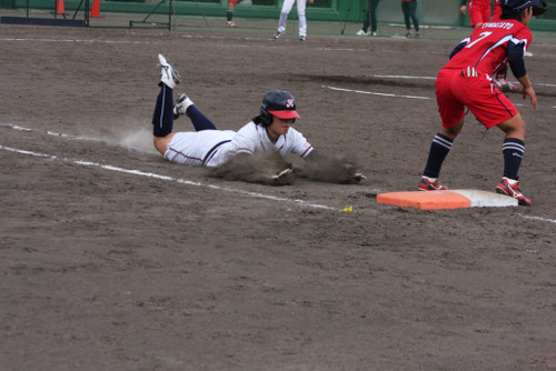 木村選手、必死のヘッドスライディング