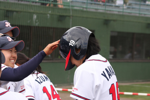 見事な勝ち越しホームランの山田選手をお出迎え