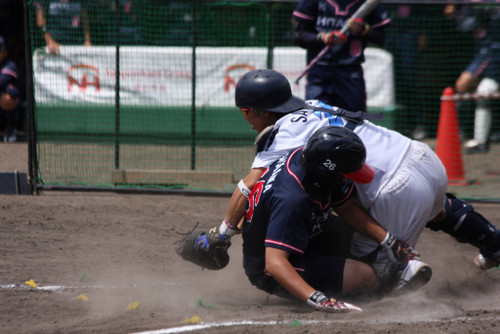 激突を恐れずホームに突入の市川選手