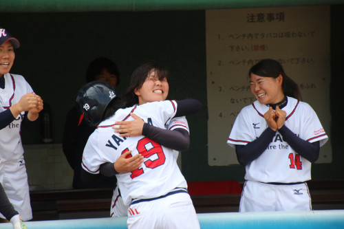 喜びを分かち合う山田選手と清原選手