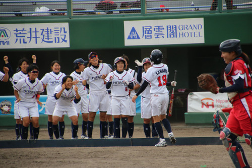 ホームラン後みんなに迎えられる山田選手