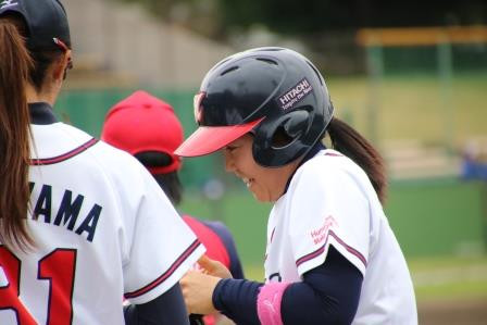 技ありのセンター前ポテンヒットで思わず笑顔の佐々木選手