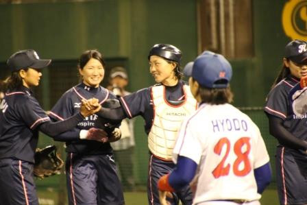 激戦を制し、硬い握手をする那須選手と清原捕手