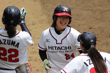３塁打で笑顔！仲間が待つベンチでも笑顔でご帰還！