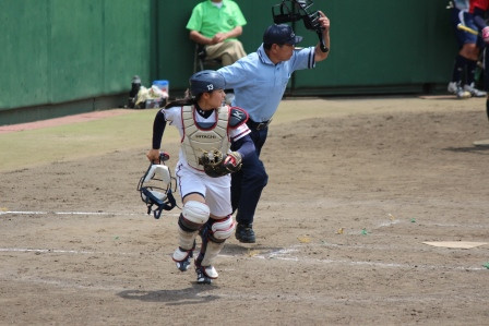 一塁カバーに走る鈴木選手！早かった！