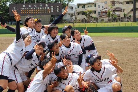 スタンドからの撮影に笑顔で応える選手たち