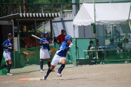 走る走る佐々木選手、３塁打！