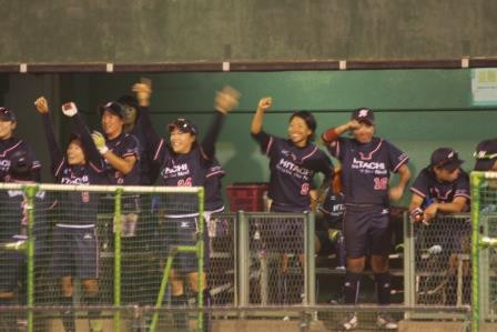 数馬選手のヒットに沸くベンチ