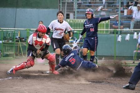 10点目のホームインをする長谷川選手