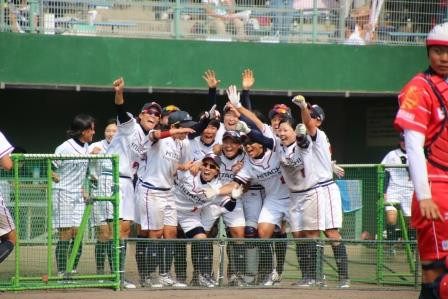 追加点のHRを打った山田選手を迎える選手達