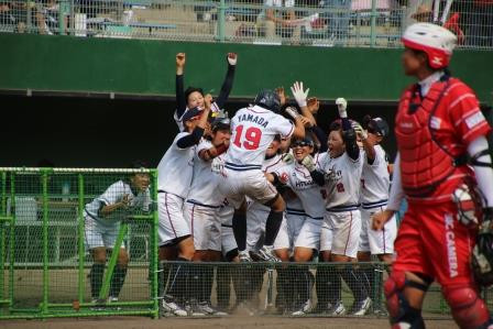 仲間の歓喜の輪に飛び込む山田選手