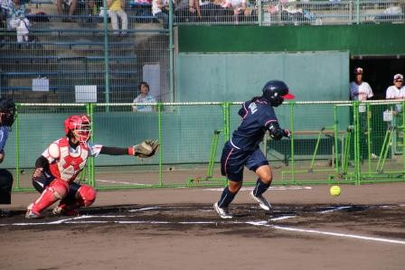 絶妙なセフティーバントでチャンスメイクする松岡選手