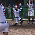 ２塁からサヨナラ勝のホームインを決め、ガッツポーズの川村選手