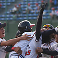 サヨナラタイムリーを放った佐々木選手を喜びで迎える称えるチームメイト