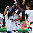 笑顔いっぱいで戻ってきた佐々木選手はハイタッチ！
