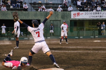 林選手のダイビングキャッチからの見事なアウト！