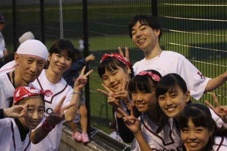 試合後も元気なチアの皆さん、はいピース