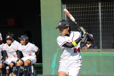 素振り練習でイメージをつかむ木村選手